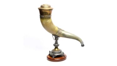 An early 20th Century horn table snuff