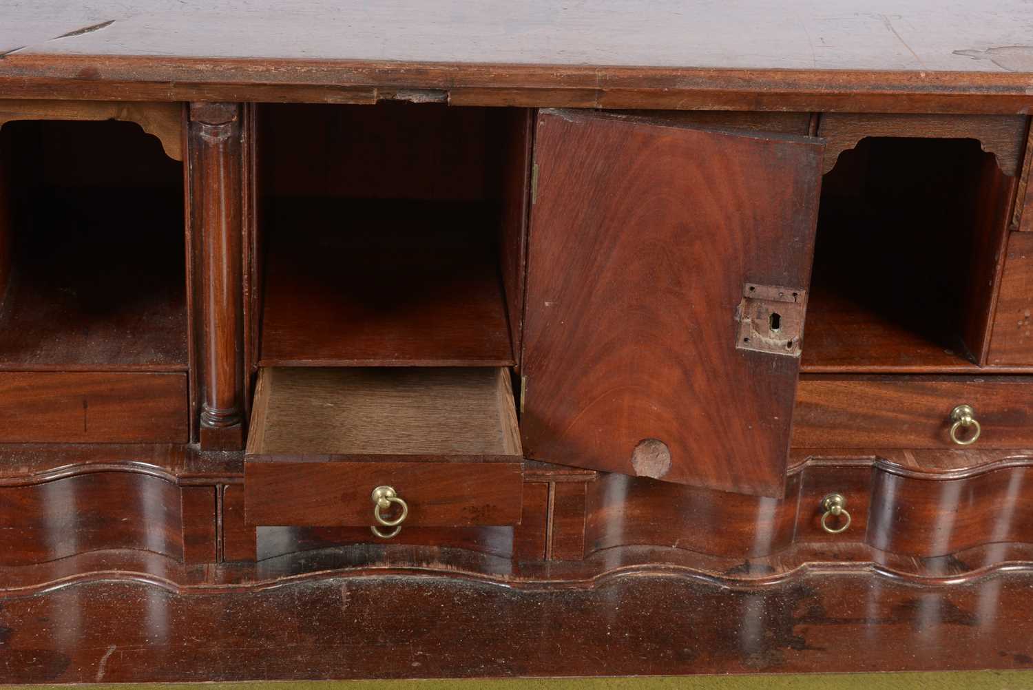 A George III mahogany bureau - Image 14 of 22