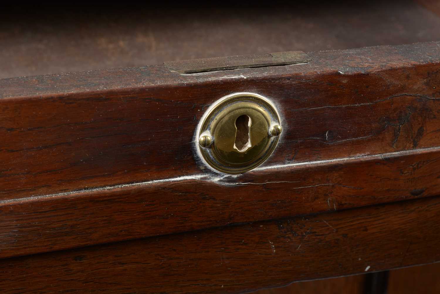 A Georgian oak dresser base - Image 4 of 10