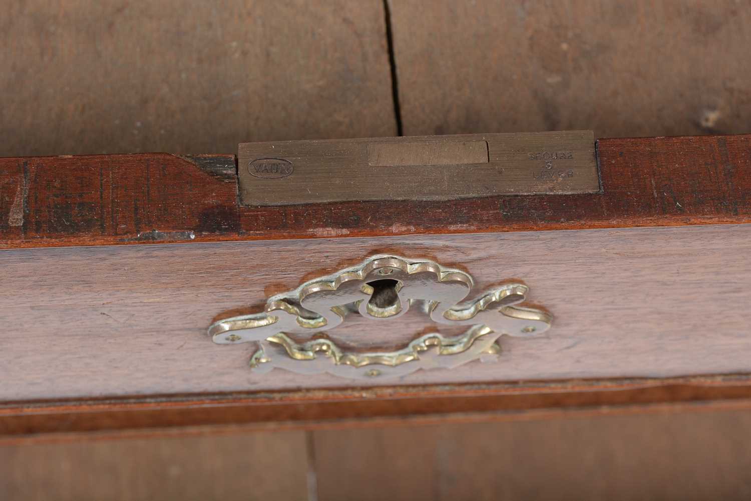 A George III mahogany bureau - Image 18 of 22