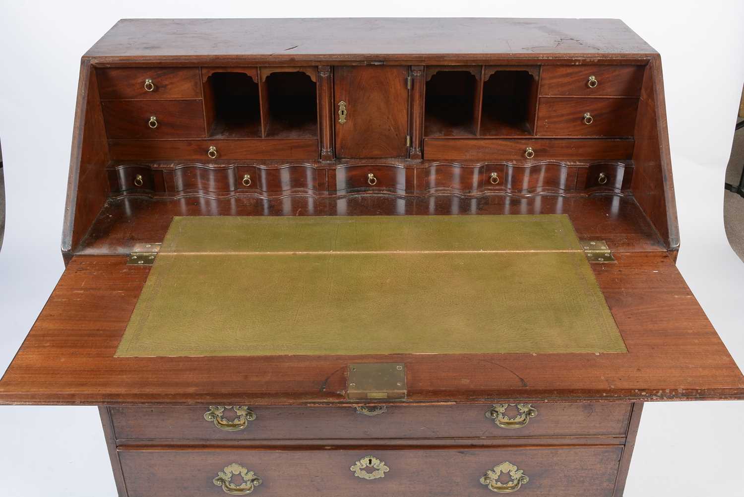 A George III mahogany bureau - Image 15 of 22