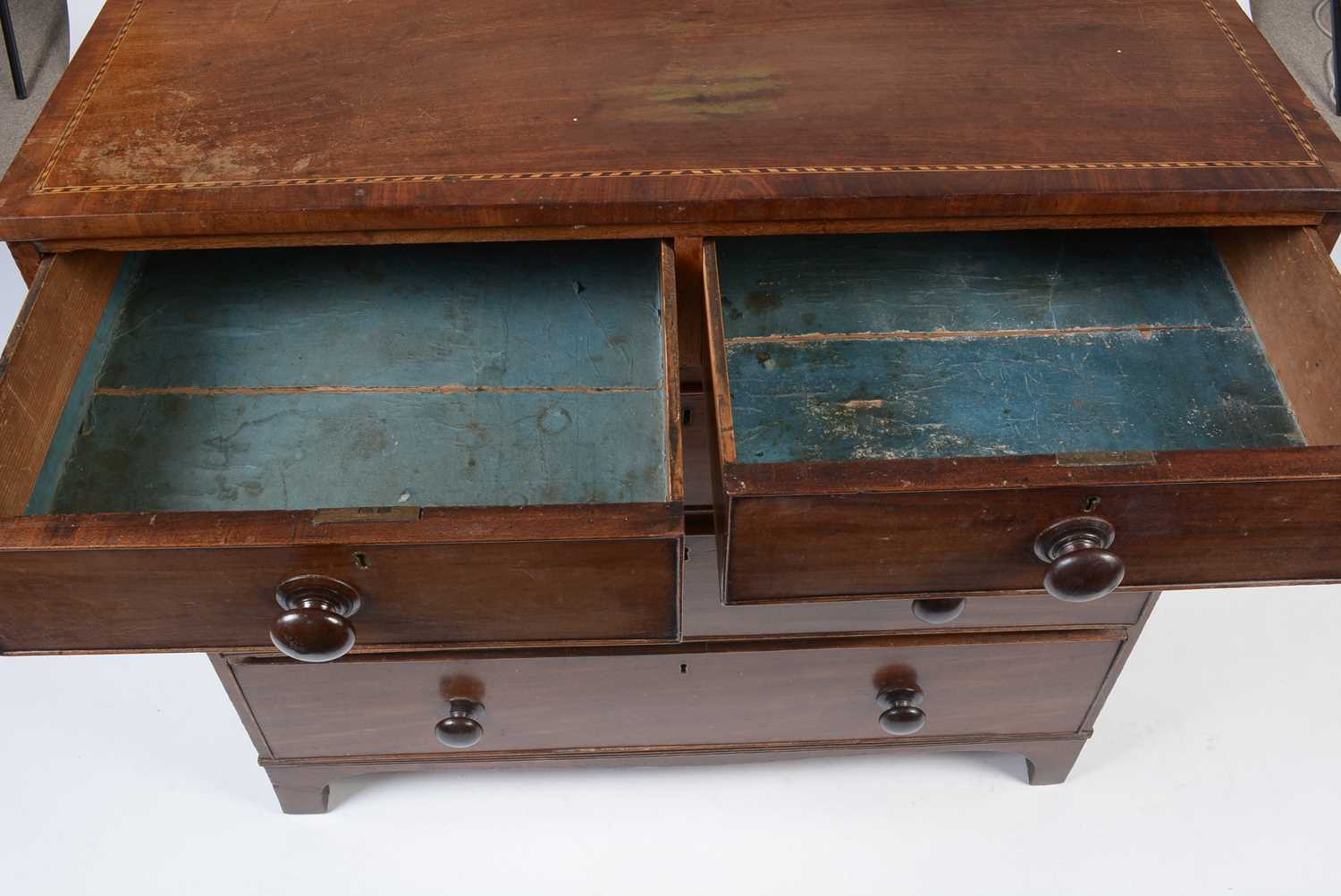 A Georgian inlaid mahogany chest of drawers - Image 13 of 15