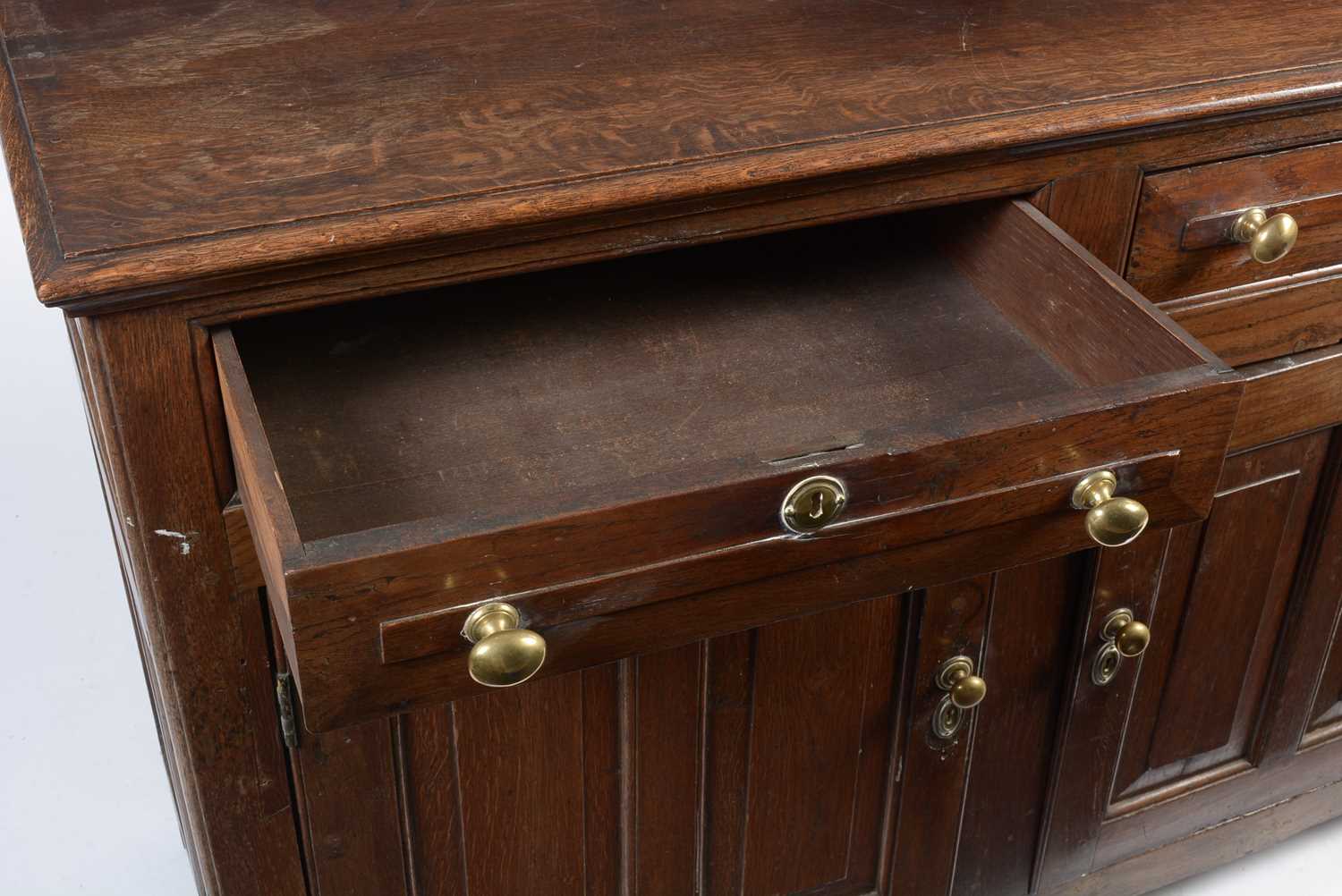 A Georgian oak dresser base - Image 8 of 10
