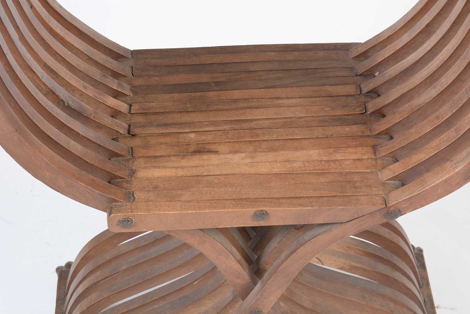 A decorative Italian carved walnut Savonarola chair c1900 - Image 19 of 21