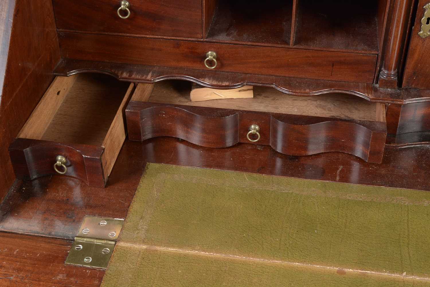 A George III mahogany bureau - Image 16 of 22