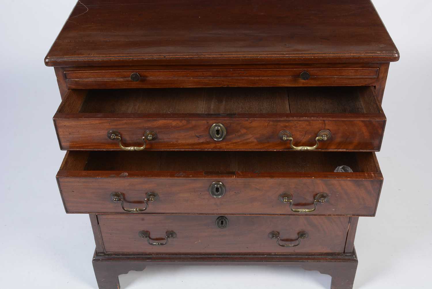 A George III mahogany bachelor's chest - Image 5 of 12