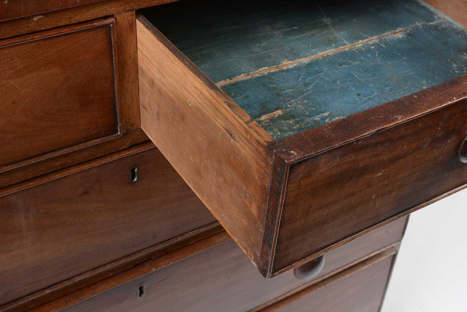 A Georgian inlaid mahogany chest of drawers - Image 9 of 15