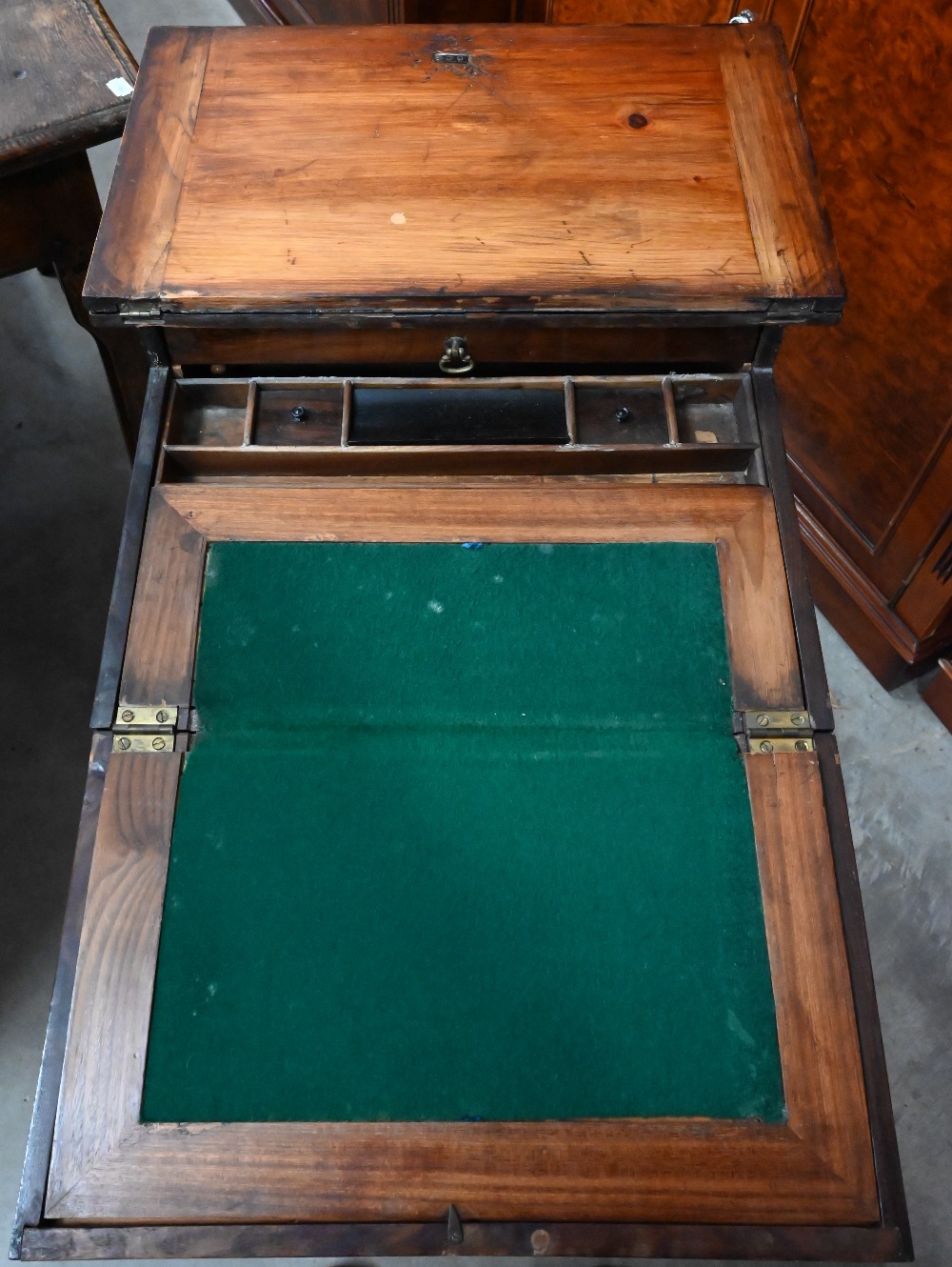 An Edwardian marquetry games/sewing table with chess board inlaid top enclosing fitted interior on - Image 3 of 5