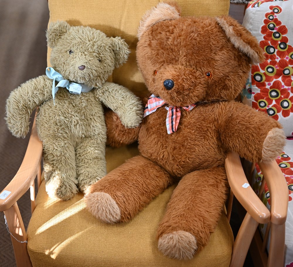 Large teddy bear 80 cm high to/w a smaller 56 cm teddy (2) - Image 2 of 3