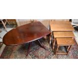 A nest of three oak occasional tables to/w a mahogany drop leaf coffee table, 72 cm (closed) x 59 cm