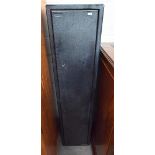 Steel five-gun cabinet with twin locks, 135 x 31 cm