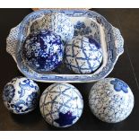 Six various blue and white ceramic carpet bowls to/w a Willow pattern tureen