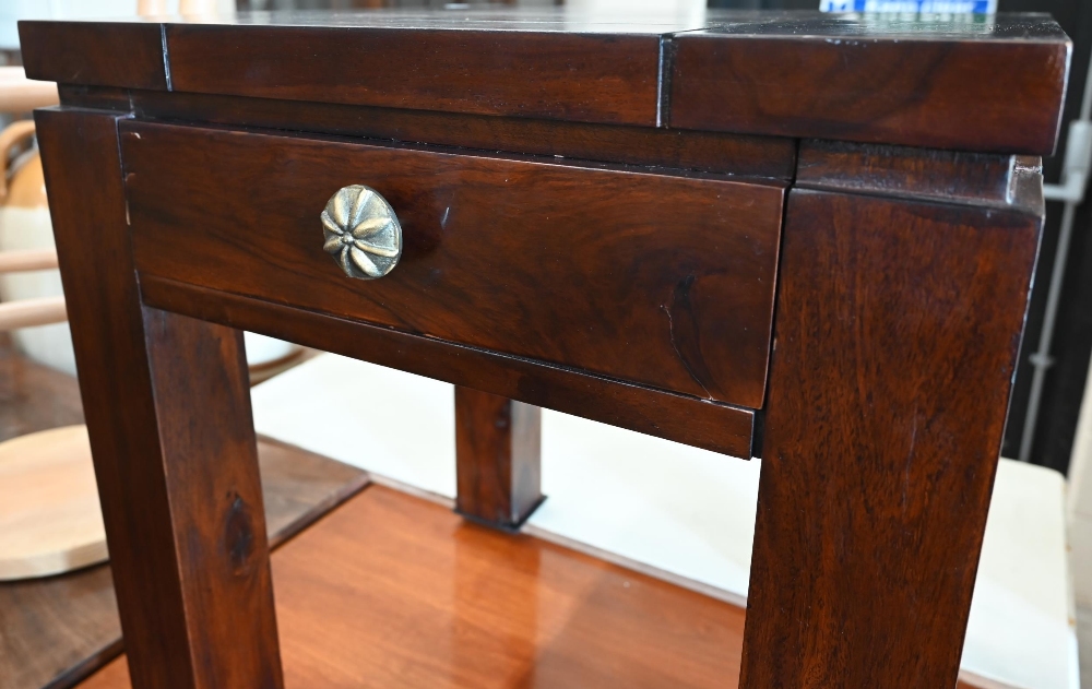 A modern hardwood bedside/lamp table with single drawer and square legs, 50 x 50 x 55 cm high - Image 2 of 3