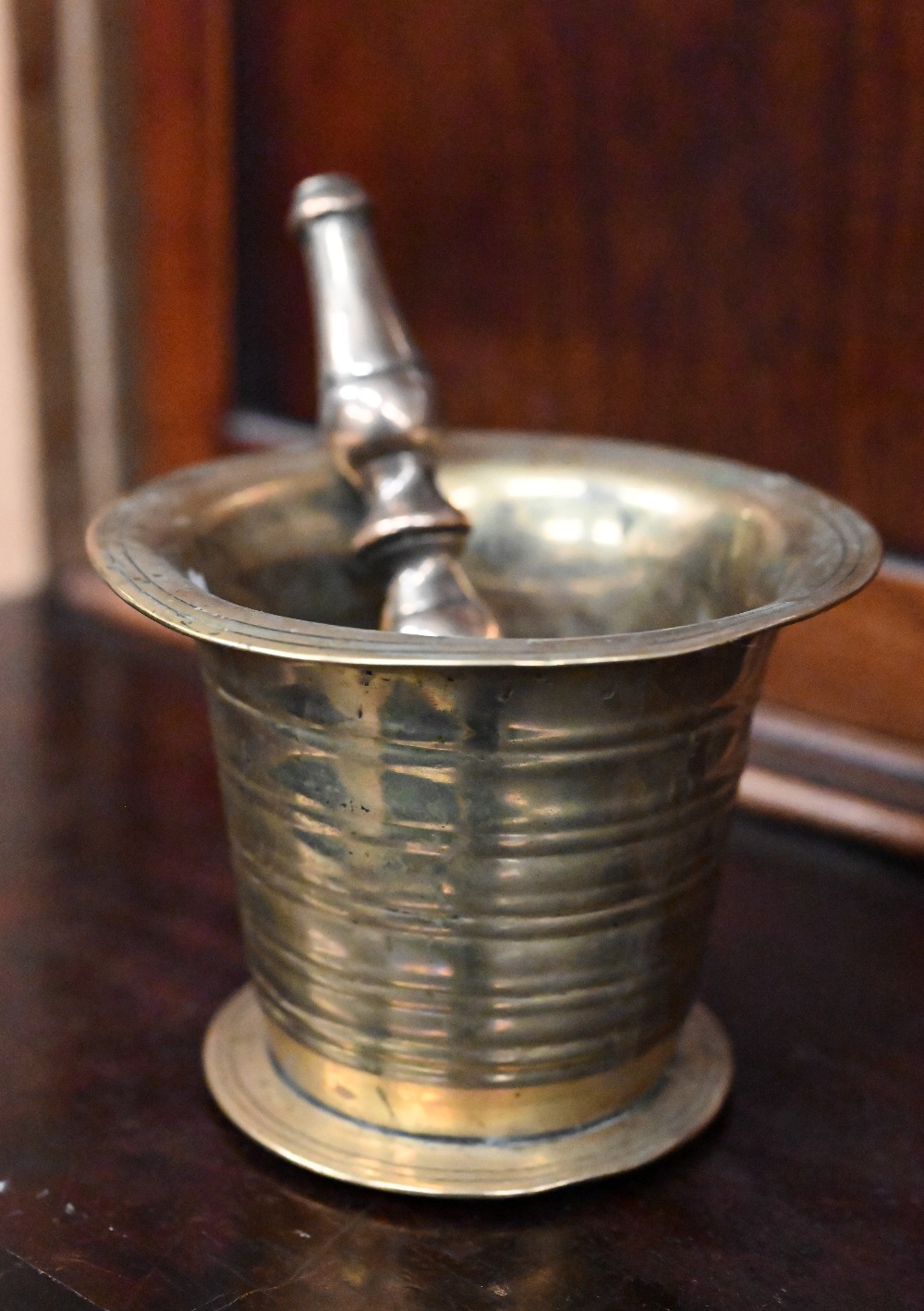 Antique brass pestle and mortar, 12.5 cm diam - Image 2 of 4