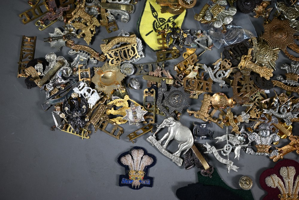 A quantity of assorted military cap badges and insignia, mostly British and to/with assorted tunic - Image 6 of 7