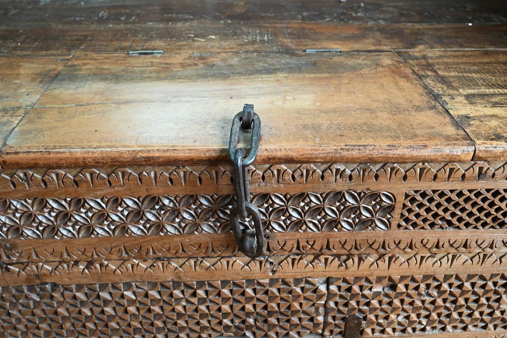 A substantial Rajasthan teak 'horse head' box bench, with hinged storage compartment, 162 cm w x - Image 4 of 10