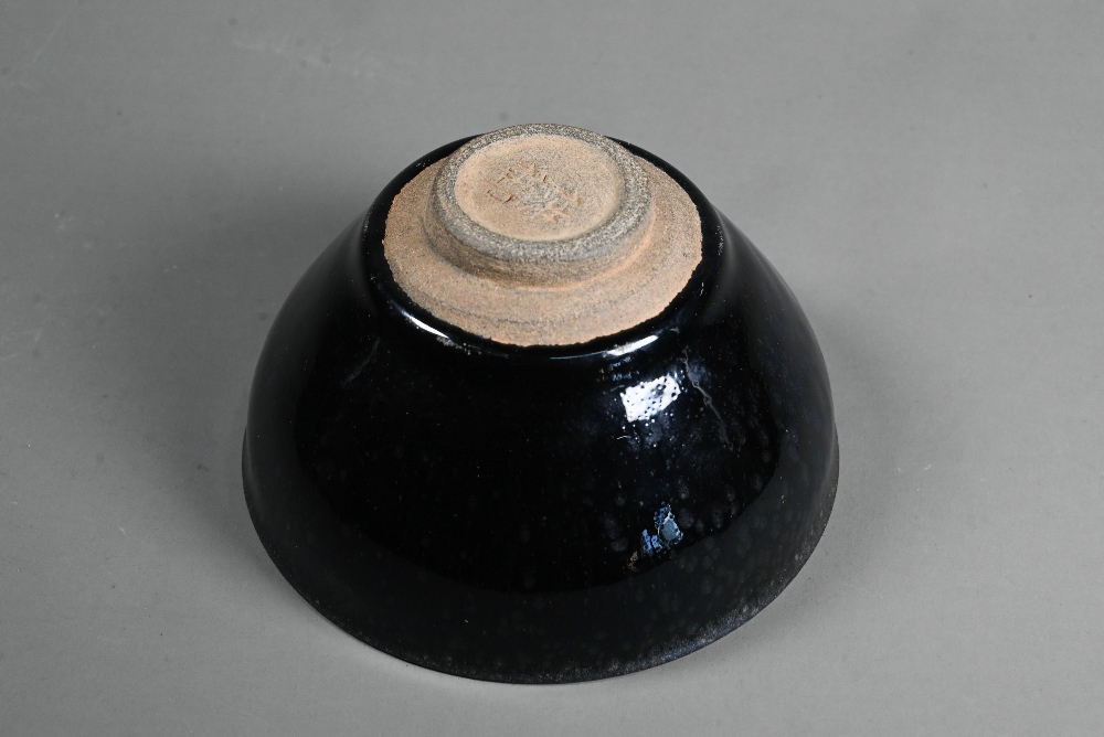 A Chinese Jianyao 'oil spot' bowl in the Song Dynasty style, covered in a thick unctuous black glaze - Image 4 of 6