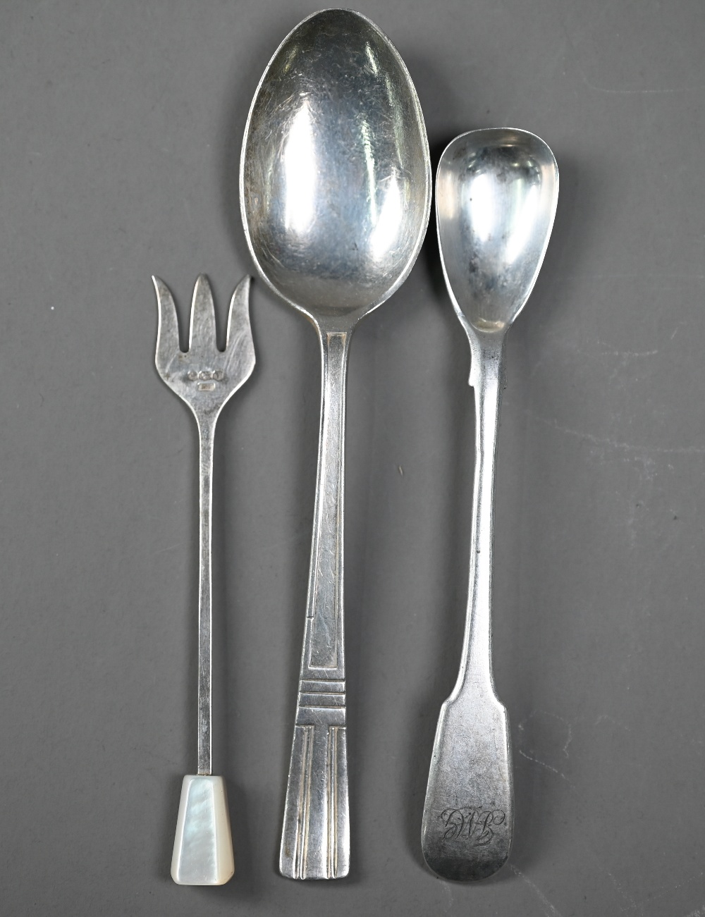 Quantity of silver teaspoons and coffee spoons - various makers and dates, 10.5oz, to/w a cocktail - Image 4 of 5