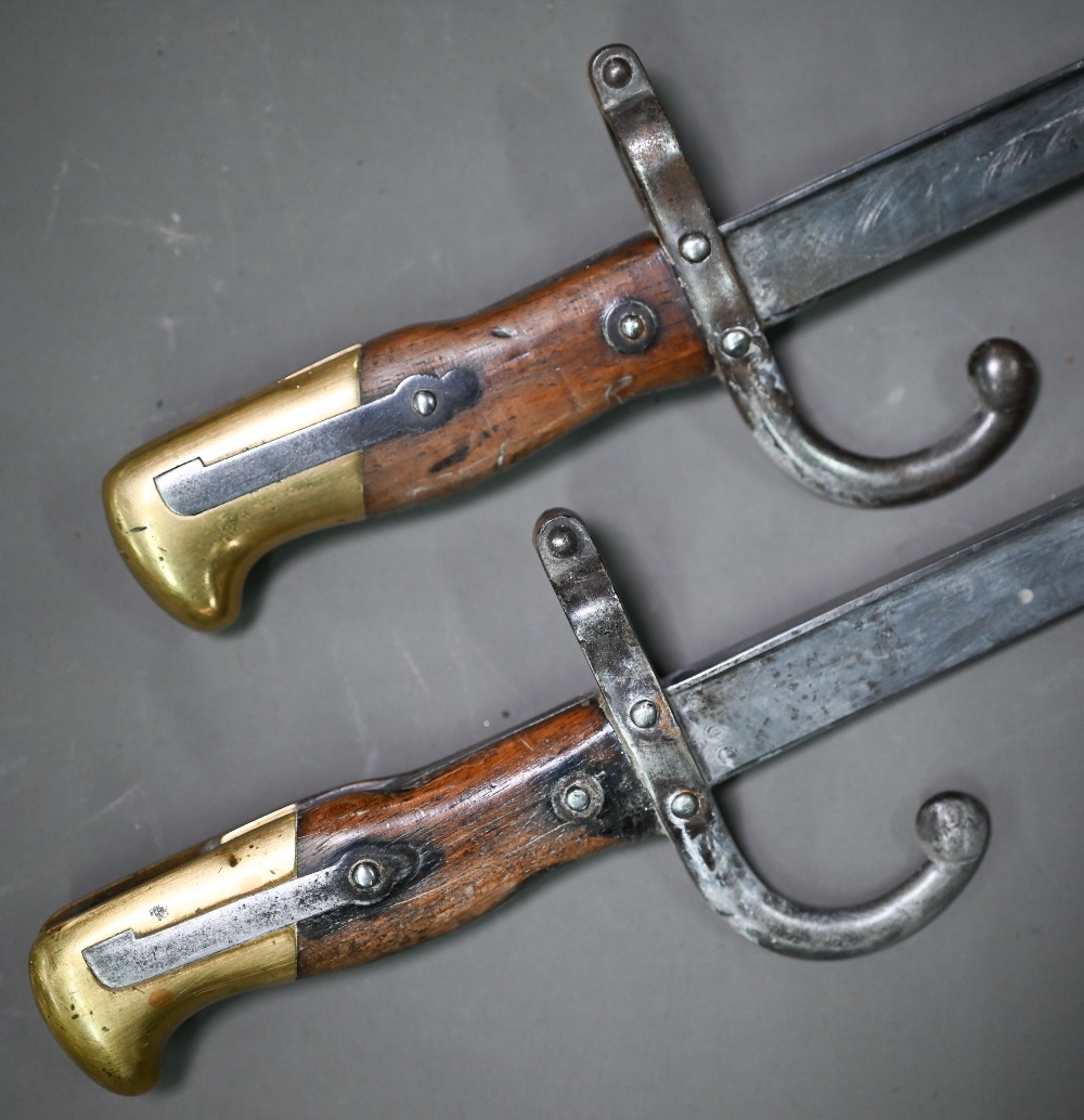 Two 19th century French sabre bayonets, with 57 cm steel blades, dated 1880 (no scabbards) (2) - Image 2 of 5