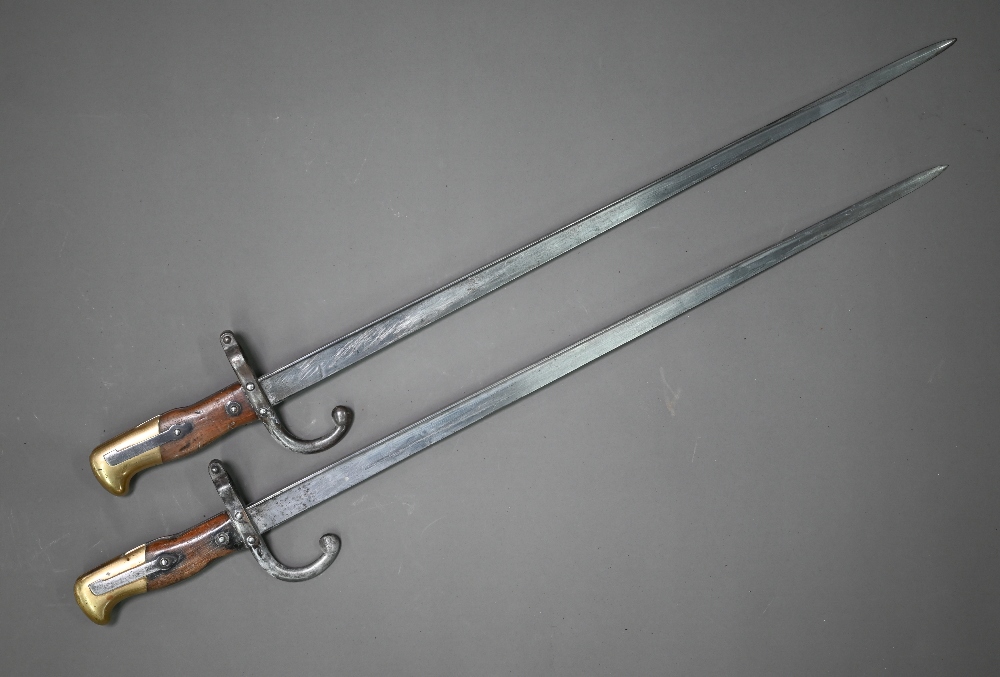 Two 19th century French sabre bayonets, with 57 cm steel blades, dated 1880 (no scabbards) (2)