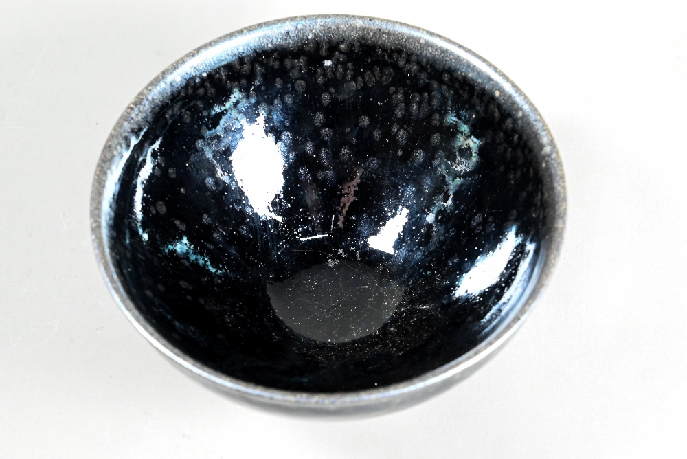 A Chinese Jianyao 'oil spot' bowl in the Song Dynasty style, covered in a thick unctuous black glaze - Image 2 of 6