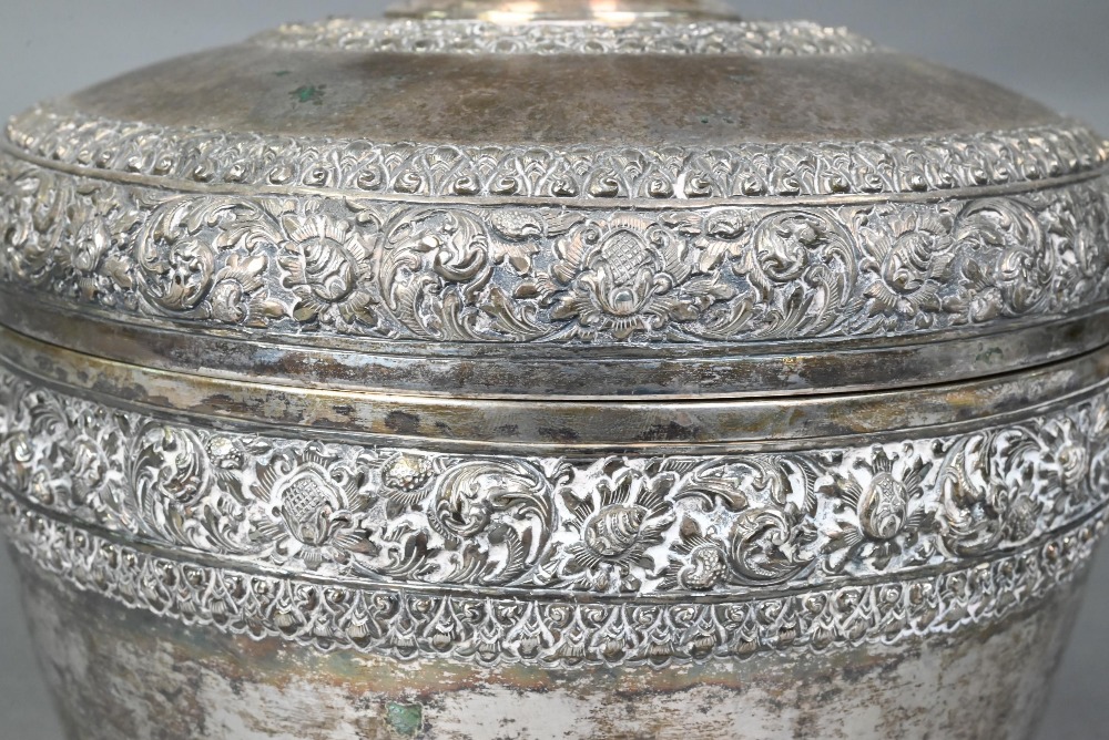 A South East Asian silver stem bowl and cover with lotus bud finial, profusely embossed and engraved - Image 8 of 10
