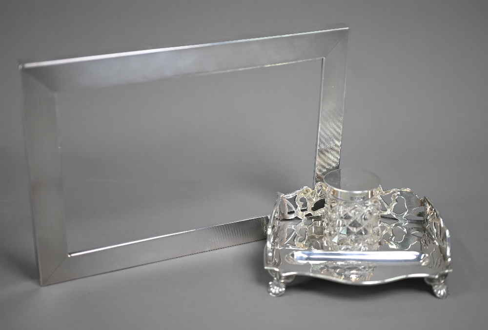 A small silver inkstand with pierced sides and shell feet, c/w hobnail-cut glass inkwell, James - Image 2 of 5