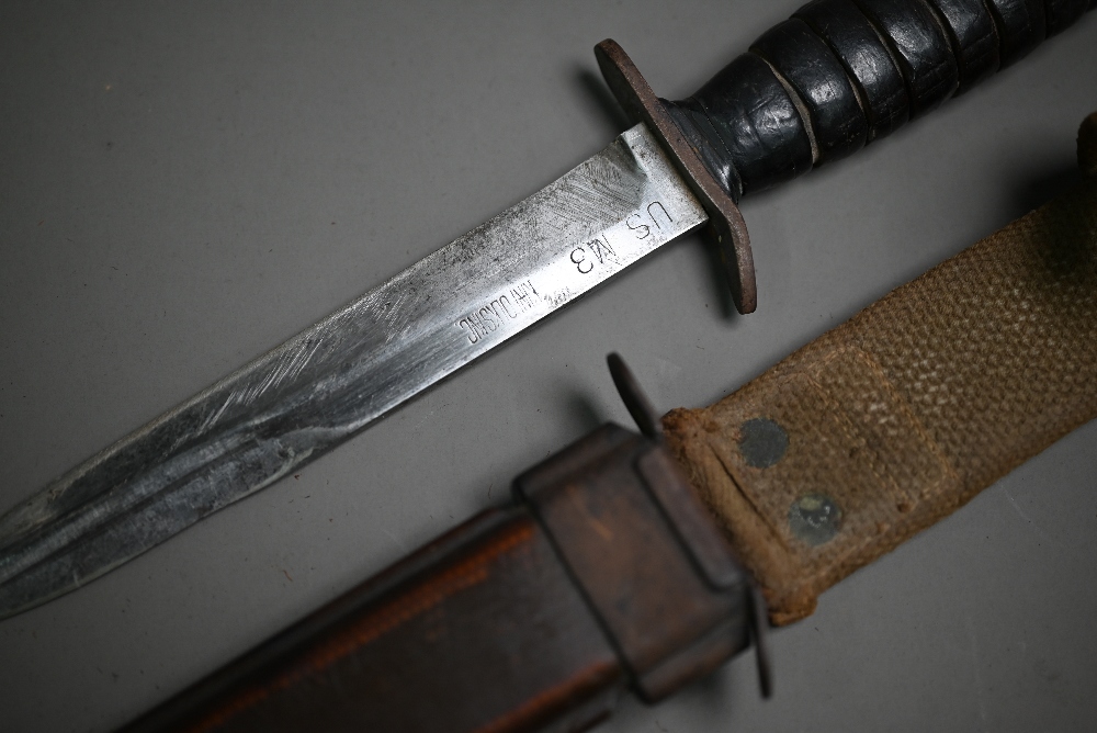 A United States M3 fighting dagger, the 16 cm blade with hardwood grip (no wiring) in M8Al - Image 2 of 5