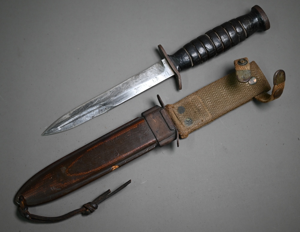 A United States M3 fighting dagger, the 16 cm blade with hardwood grip (no wiring) in M8Al