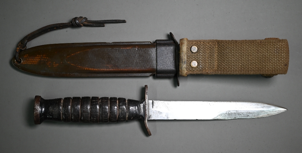 A United States M3 fighting dagger, the 16 cm blade with hardwood grip (no wiring) in M8Al - Image 3 of 5