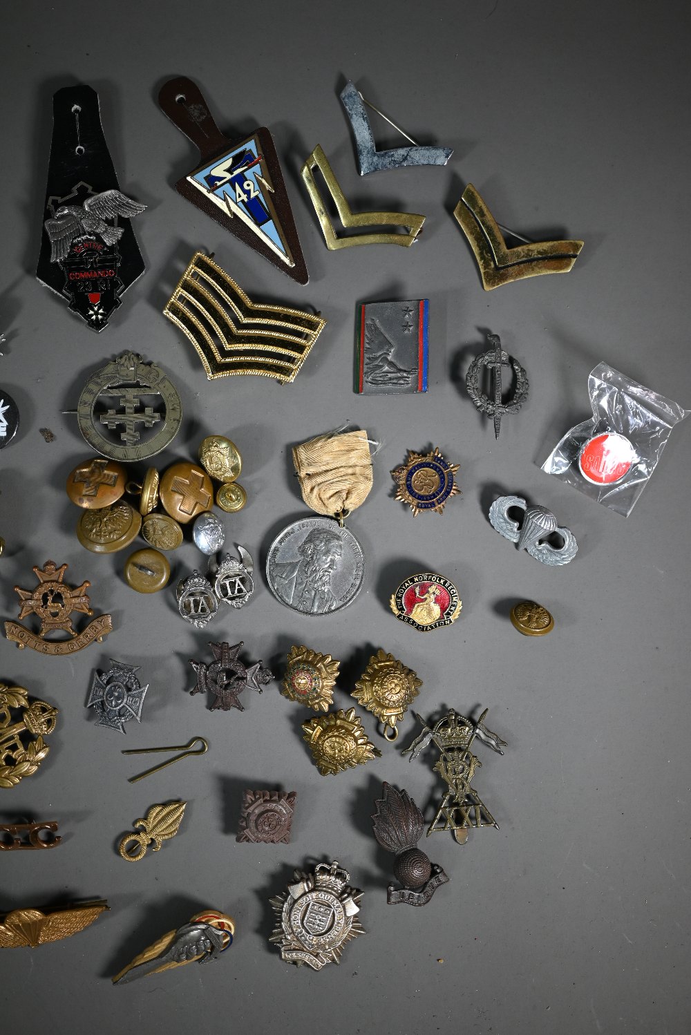 A quantity of assorted world military cap badges, insignia and tunic buttons incl. Belgium, Dutch, - Image 2 of 4