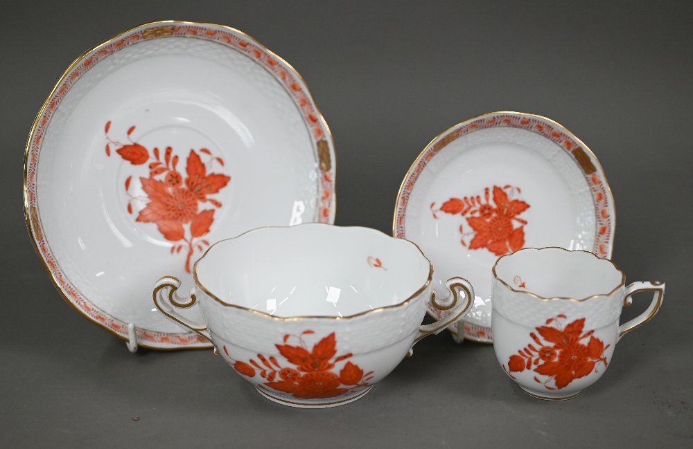 A Herend Red Apponyi dinner service complete for eight settings, comprising 25 cm dinner plates, - Image 4 of 5