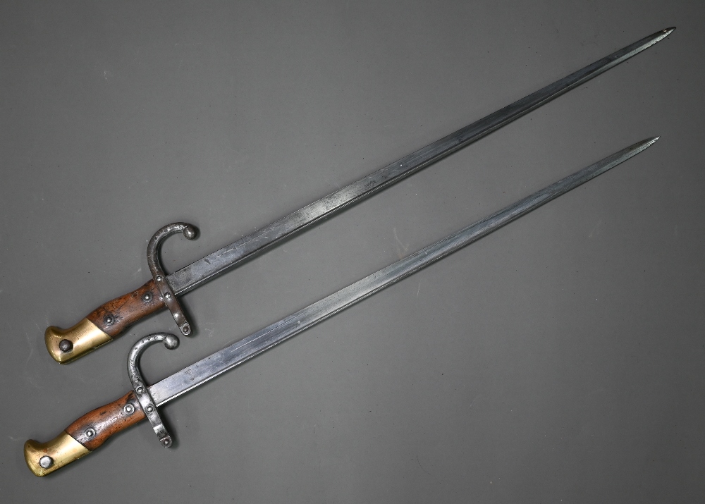 Two 19th century French sabre bayonets, with 57 cm steel blades, dated 1880 (no scabbards) (2) - Image 4 of 5