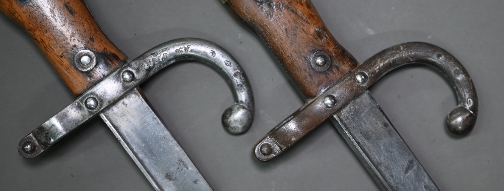 Two 19th century French sabre bayonets, with 57 cm steel blades, dated 1880 (no scabbards) (2) - Image 5 of 5