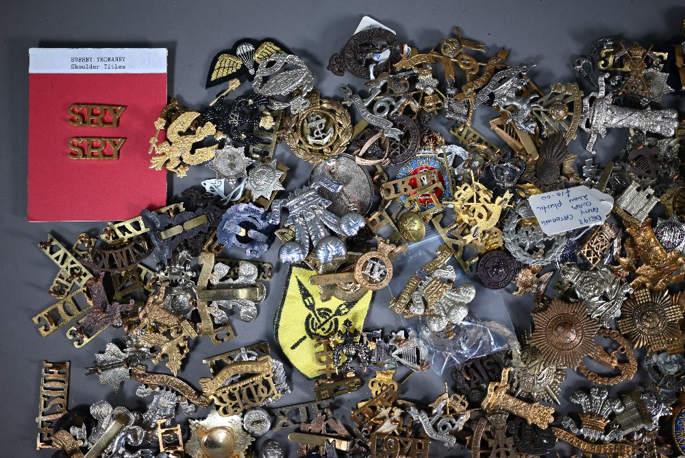 A quantity of assorted military cap badges and insignia, mostly British and to/with assorted tunic - Image 3 of 7