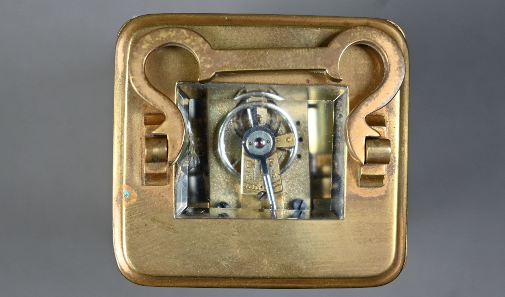 A miniature brass cased carriage alarm clock, 9 cm h - Image 5 of 6