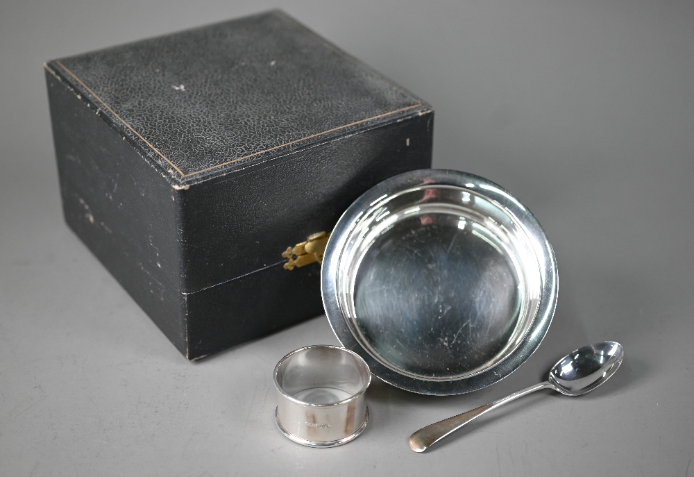 Cased silver Christening bowl, Chester 1923, 12cm, to/w a napkin ring Chester 1912 and a spoon - Image 4 of 4