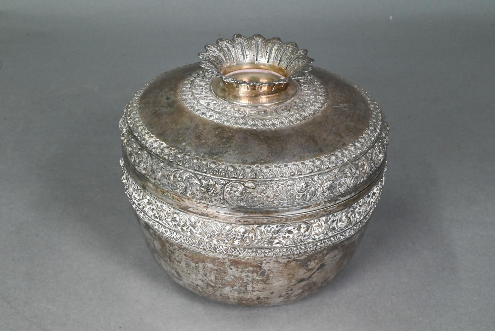 A South East Asian silver stem bowl and cover with lotus bud finial, profusely embossed and engraved - Image 6 of 10