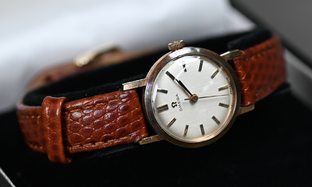 A vintage ladies Omega 9ct gold mechanical wristwatch on leather strap, circa 1967, the silvered - Image 2 of 7