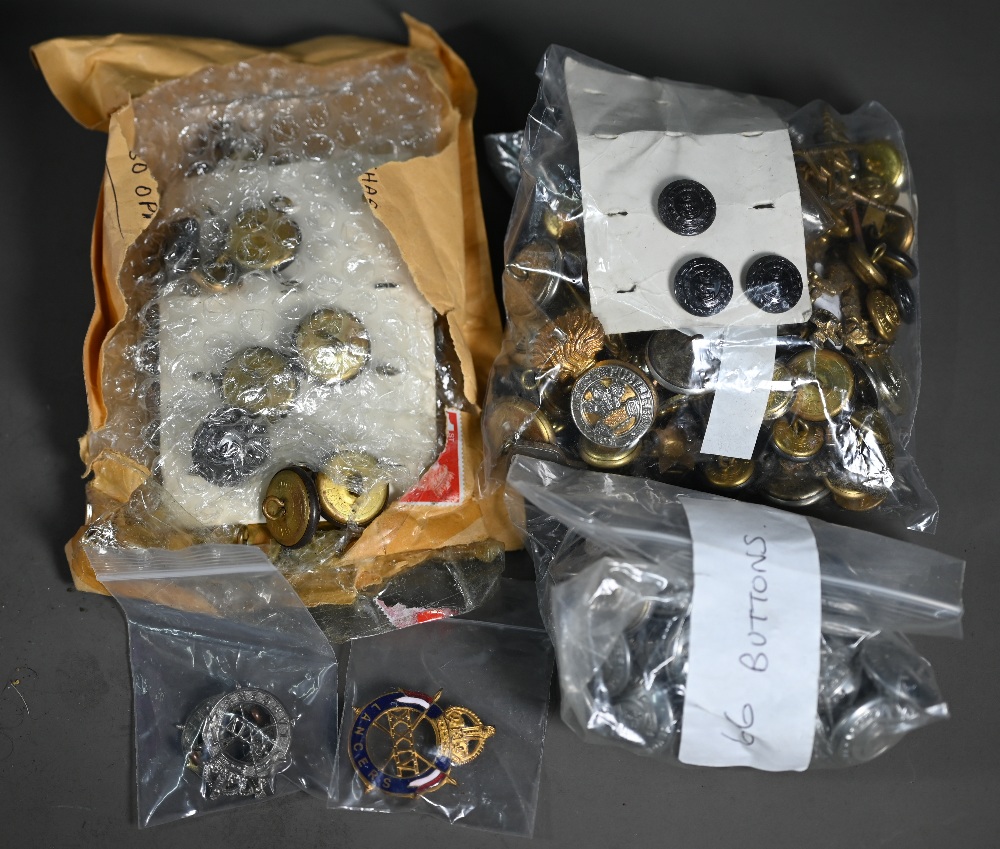 A quantity of assorted military cap badges and insignia, mostly British and to/with assorted tunic - Image 7 of 7
