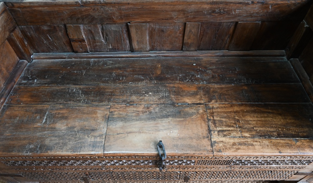 A substantial Rajasthan teak 'horse head' box bench, with hinged storage compartment, 162 cm w x - Image 7 of 10