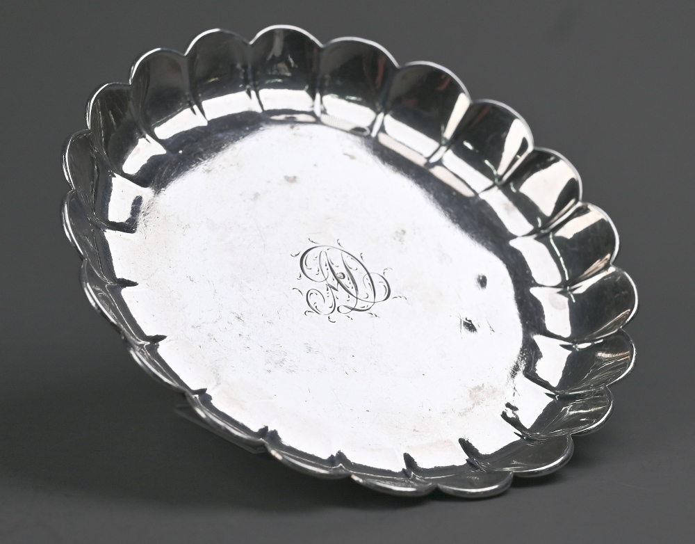 Mid 18th Century Irish silver counter dish with scalloped rim, Andrew Goodwin, Dublin (no date) - Image 2 of 5