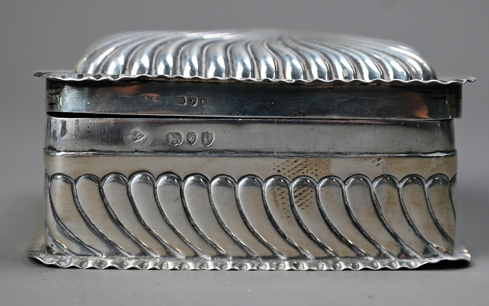 Victorian silver trinket box, William Comyns & Sons, London 1890, 3.7oz, 10cm wide Foot rim - Image 4 of 4