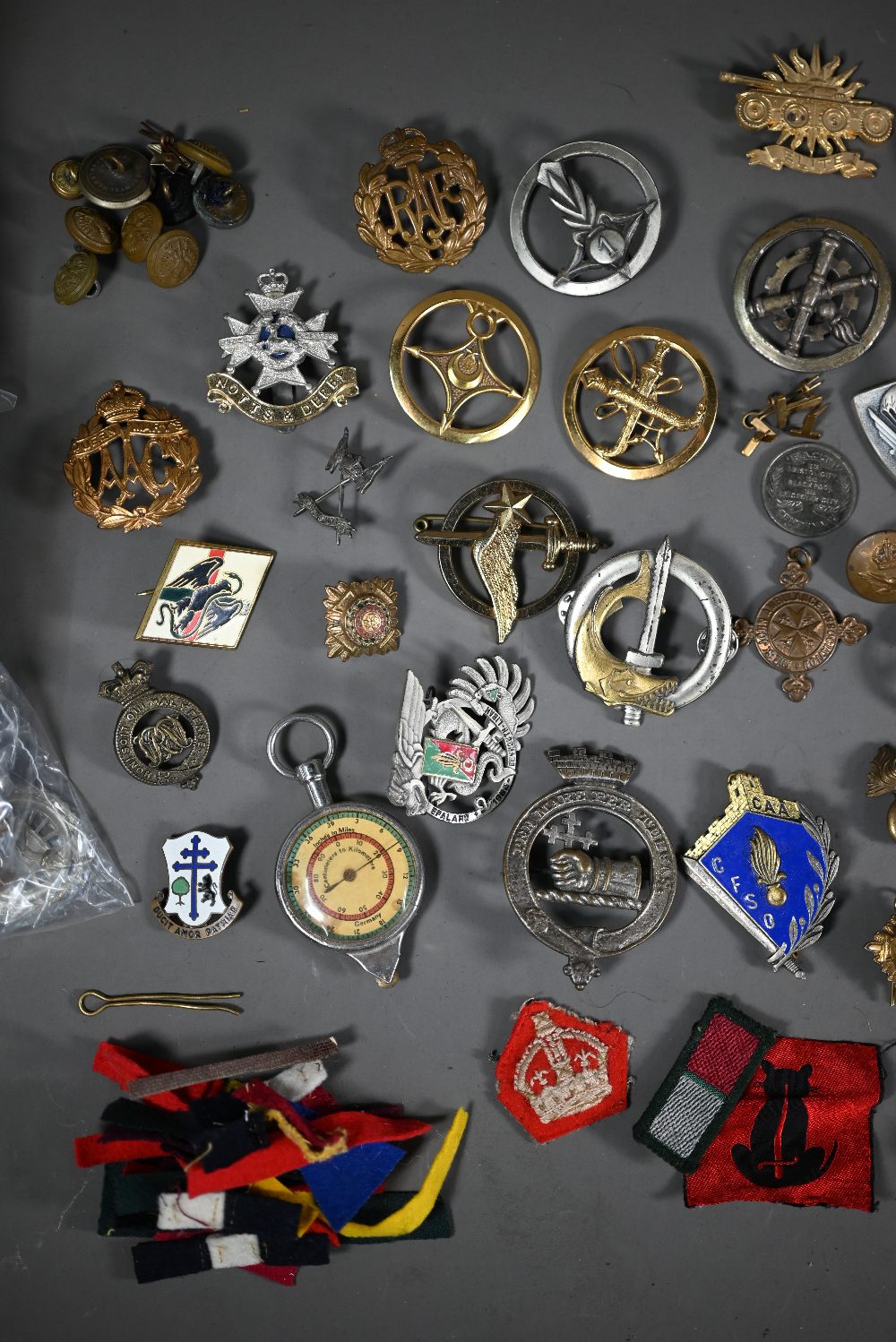A quantity of assorted world military cap badges, insignia and tunic buttons incl. Belgium, Dutch, - Image 4 of 4