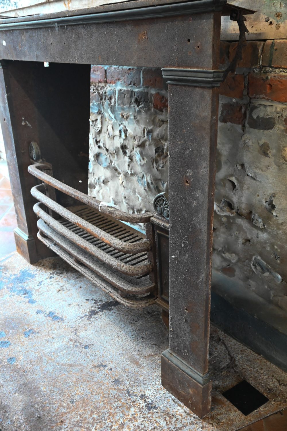 Two 19th century Adam style cast iron fireplaces / surrounds, both as removed and reclaimed from - Image 10 of 10