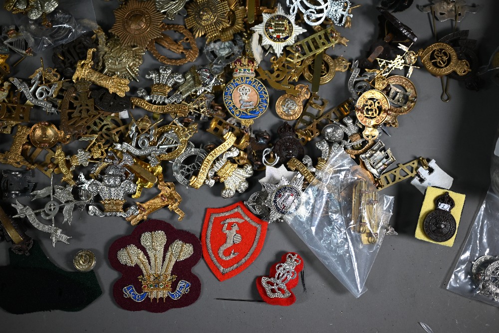 A quantity of assorted military cap badges and insignia, mostly British and to/with assorted tunic - Image 5 of 7