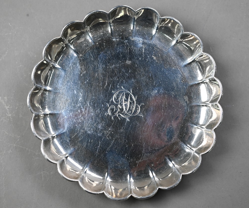 Mid 18th Century Irish silver counter dish with scalloped rim, Andrew Goodwin, Dublin (no date) - Image 4 of 5