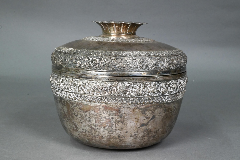 A South East Asian silver stem bowl and cover with lotus bud finial, profusely embossed and engraved - Image 7 of 10