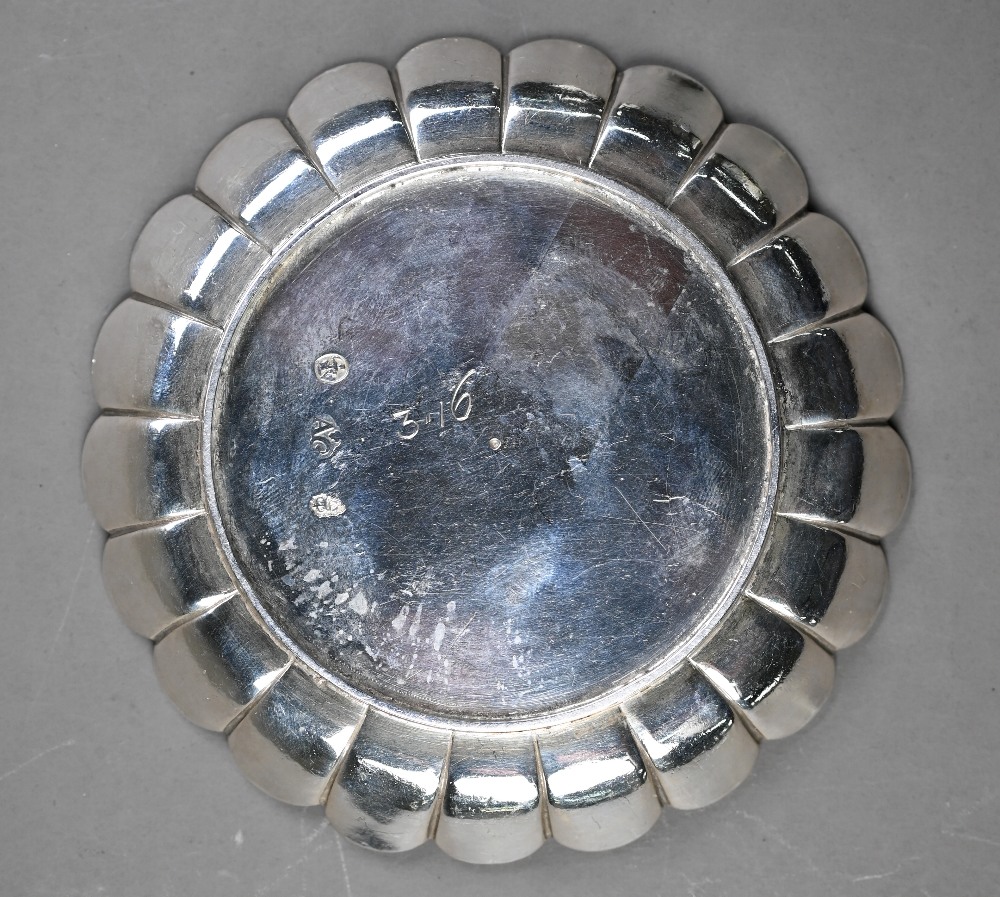 Mid 18th Century Irish silver counter dish with scalloped rim, Andrew Goodwin, Dublin (no date) - Image 5 of 5