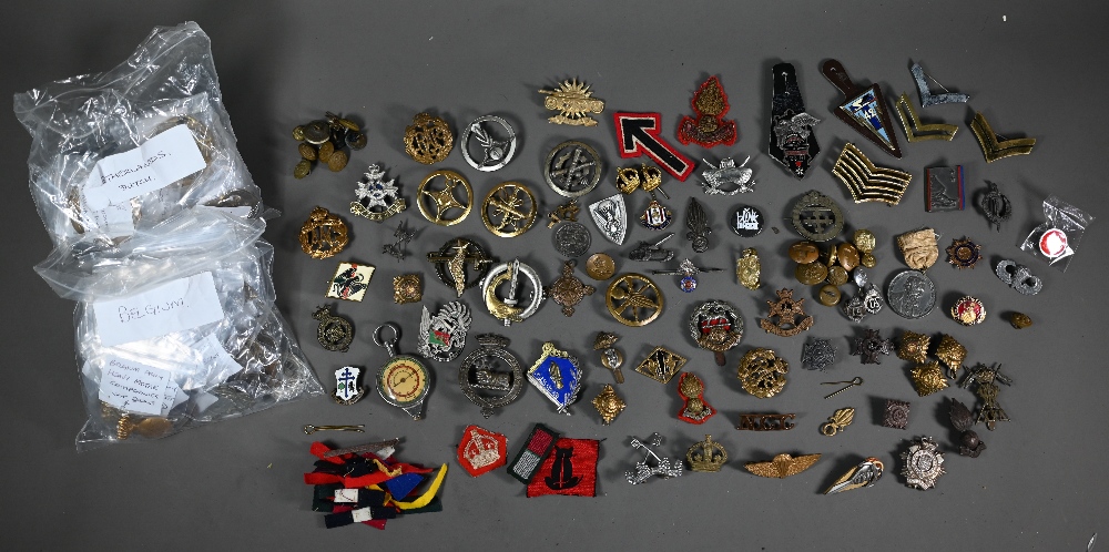 A quantity of assorted world military cap badges, insignia and tunic buttons incl. Belgium, Dutch,